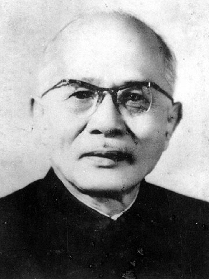 3. Tôn Đức Thắng Chủ tịch Tôn Đức Thắng (20/81888-30/31980) có bí danh Thoại Sơn, từng được gọi là Bác Tôn, là Chủ tịch nước thứ hai và cuối cùng của Việt Nam Dân chủ Cộng hòa và sau này là Chủ tịch nước đầu tiên của Cộng hòa Xã hội Chủ nghĩa Việt Nam nhiệm kỳ 22/9/1969 – 2/7/1976. Ông được Chủ tịch Hồ Chí Minh ca ngợi là "gương mẫu đạo đức cách mạng, suốt đời cần kiệm liêm chính, suốt đời hết lòng hết sức phục vụ cách mạng, phục vụ nhân dân."