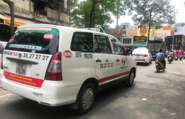 "Tôi thấy VINASUN hành động phản cảm khi dán các biểu ngữ này. Khách hàng chúng tôi chắc chắn không thay đổi quyết định, kể cả những người đang sử dụng Uber, Grab. Hành động này của VINASUN chỉ làm mất thêm điểm đối với hành khách" - chị Oanh, một người dân thường sử dụng taxi, chia sẻ.