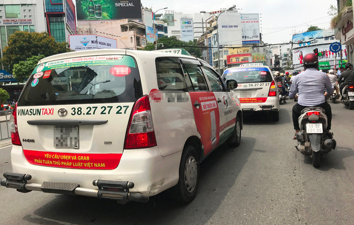 Một luật sư ở TP.HCM cũng khẳng định: "Với hành động này, các tài xế taxi VINASUN đã vi phạm luật về quảng cáo và mức phạt từ 2 đến 5 triệu đồng vì quảng cáo ở mặt sau của phương tiện giao thông theo điểm A, khoản 1, điều 61".