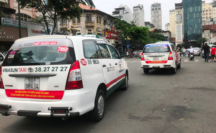 Từ hôm qua (8/10), tại các tuyến đường TP.HCM xuất hiện nhiều taxi VINASUN dán băng rôn phía sau xe với nội dung "Yêu cầu Uber và Grab tuân thủ pháp luật", "Đề nghị dừng thí điểm Grab và Uber vì quá nhiều bất công về điều kiện kinh doanh".