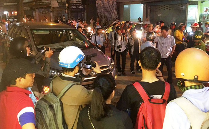 “Xe tôi đậu trên vỉa hè nhưng có bật đèn chớp cảnh báo. Tôi có làm gì sai mà mấy anh đòi phạt, đập xe ", tài xế lớn tiếng với lực lượng liên ngành quận 1. Trước hành vi bất hợp tác của tài xế, ông Đoàn Ngọc Hải yêu cầu lực lượng trật tự đô thị niêm phong, cẩu xe về phường.