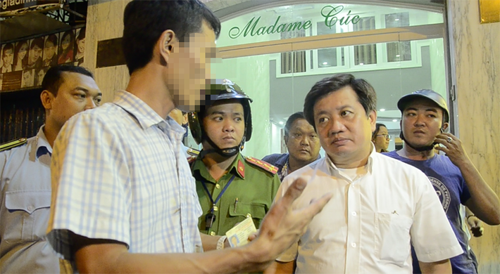 Lúc này tài xế từ trong nhà hàng gần đó chạy ra, leo lên xe đóng chặt cửa, nổ máy định bỏ đi nhưng đã bị lực lượng thi hành công vụ chặn lại.