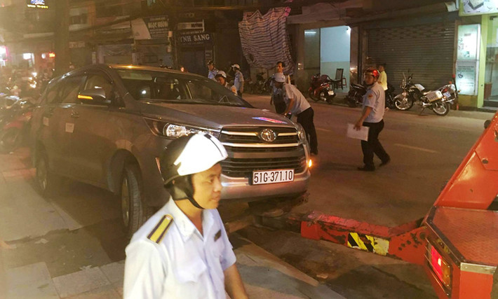 Đoàn công tác khuyên can, nói xe đã được niêm phong, có người ký tên, không thể mất mát gì nhưng tài xế vẫn không chấp nhận. Thấy thanh niên dường như không còn làm chủ được mình, ông Đoàn Ngọc Hải yêu cầu Công an phường Nguyễn Cư Trinh điều xe ra đưa thanh niên này về trụ sở làm việc.