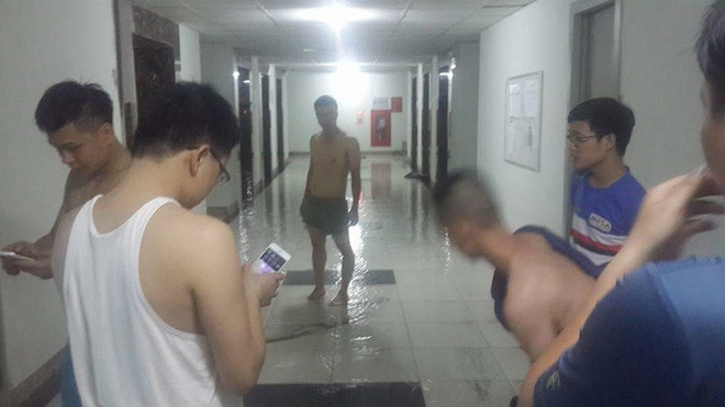 1. Vỡ đường ống, nước ngập lênh láng tại Khu đô thị Kim Văn - Kim Lũ. Sau hàng loạt vụ cháy nổ khiến người dân vô cùng hoảng sợ, nay người dân sống tại chung cư của ông Thản lại phải đối mặt với cảnh vỡ đường ống, chết thang máy và ngập nước lênh láng tại tầng 21 tòa nhà CT12B, khu đô thị Kim Văn - Kim Lũ… Cụ thể, vào khoảng 16h40 26/6, tại khu vực tầng 21 tòa nhà CT12B, khu đô thị Kim Văn - Kim Lũ, Hà Nội, đường ống nước của tòa nhà bất ngờ bị vỡ nước tràn ra hành lang, nhiều căn hộ ngập lênh láng nước. Nhiều người phải lấy xô, chậu, khăn lau để “tát” nước.