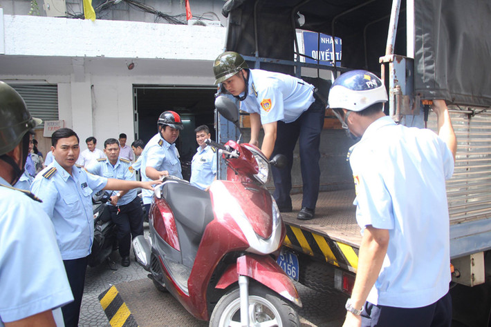 Tiếp đến, đoàn liên ngành kiểm tra chung cư 145 Nguyễn Trãi (phường Bến Thành). Tại đây, người dân bày bán hàng quán trên lối ra vào chung cư bị lập biên bản xử lý. Ông Hải cho biết, chung cư này đoàn liên ngành từng kiểm tra PCCC và xử phạt về lỗi chiếm lối thoát hiểm nhưng nay tái phạm.