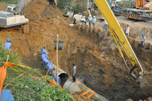 Lần thứ hai: Đường ống này bị vỡ ngày 23/3/2013 tại Km26+850 đại lộ Thăng Long, gây mất nước 30 giờ.