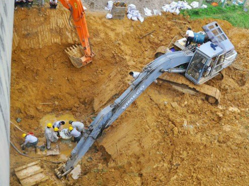 Lần thứ 9: Vừa khắc phục xong sự cố lần thứ 8, khoảng 4h sáng 12/7/2014, đường ống dẫn nước sạch sông Đà, tại Km15, Đại lộ Thăng Long (Hoài Đức, Hà Nội) tiếp tục bị vỡ. Tổ ứng trực cơ động xử lý sự cố đường ống nước Sông Đà phải điều 3 máy xúc, 2 máy ép cừ và 150 công nhân, kỹ sư có mặt tại nơi nghi có sự cố.