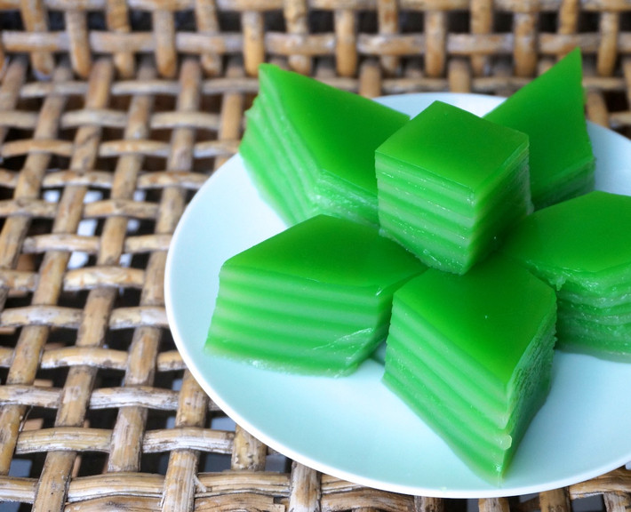 Một trong những món tráng miệng tuyệt ngon của người Thái Lan là Khanom Chun (bánh chín tầng mây). Bánh được làm từ bột gạo, dong riềng, khoai mỳ, sữa dừa, đường.