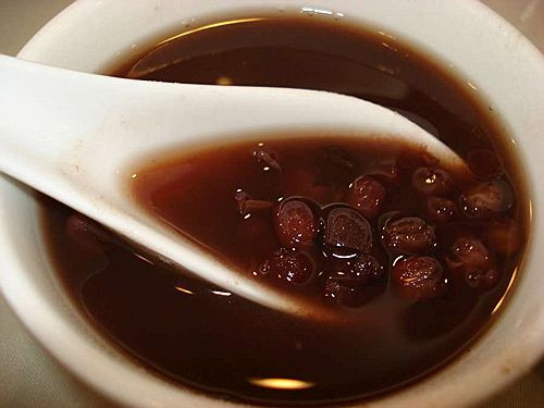 Súp đậu đỏ có nhiều hương vị khác nhau và mỗi nước lại có cách thưởng thức riêng. Người Nhật thường ăn súp đậu đỏ cùng bánh bao gạo, trong khi ở Việt Nam lại thưởng thức cùng sữa dừa.