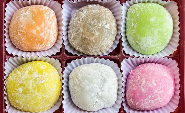 Mochi là một loại bánh nhân ngọt truyền thống ở Nhật Bản với nhiều màu sắc và hình dạng khác nhau.