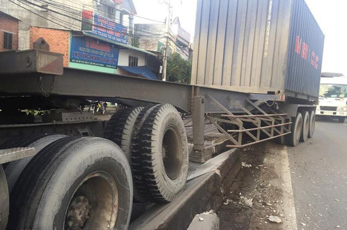 Trước đó, khoảng gần 5h30 sáng sớm cùng ngày, chiếc xe đầu kéo mang biển số tỉnh Đồng Nai chở thùng container (loại 20 feet) lưu thông trên QL1 (hướng từ TP HCM ra tỉnh Đồng Nai).