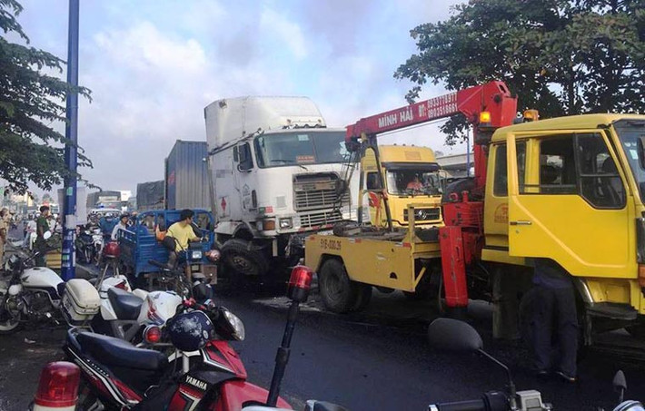 Xe cứu hộ cũng đã được điều đến hiện trường để giải tỏa chiếc xe gặp nạn.