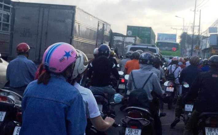 Đến gần 8h sáng nay (4/8), ngay vào giờ cao điểm, giao thông trên quốc lộ 1, đoạn thuộc địa bàn phường Tân Phú, quận 9, TP HCM (hướng từ TP HCM ra các tỉnh) đang kẹt cứng hết sức nghiêm trọng, phương tiện vô cùng vất vả nhích từng chút qua khu vực xảy ra tai nạn do xe đầu kéo container gây ra.