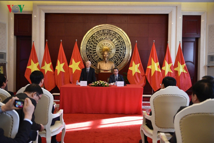 Tổng Bí thư đánh giá cao những kết quả đạt được của Đại sứ quán Việt Nam tại Trung Quốc, trong đó có những đóng góp quan trọng trong việc triển khai có hiệu quả những thỏa thuận của lãnh đạo cấp cao, làm sâu sắc hơn quan hệ giữa hai nước; tăng cường quan hệ kinh tế thương mại song phương; bảo vệ quyền và lợi ích quốc gia cũng như cộng đồng người Việt Nam tại Trung Quốc.