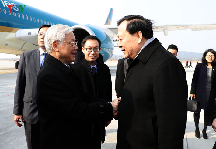 Ra sân bay đón Tổng Bí thư Nguyễn Phú Trọng có ông Hạ Bảo Long, Ủy viên Trung ương Đảng, Bí thư Tỉnh ủy, Chủ tịch Nhân đại tỉnh Chiết Giang; cán bộ, nhân viên Lãnh sự quán Việt Nam tại Thượng Hải, cùng đông đảo lưu học sinh Việt Nam tại Chiết Giang.