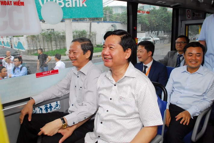 Bí thư Đinh La Thăng cùng lãnh đạo Thành phố trải nghiệm xe buýt mới số 195 đưa vào hoạt động từ sân bay Tân Sơn Nhất đi Bến xe An Sương và Bến xe Miền Đông. (Ảnh: Hoàng Hải/TTXVN)