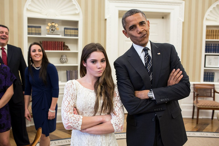 Trong buổi gặp gỡ McKayla Maroney, nữ vận động viên thể dục dụng cụ nổi tiếng của Mỹ, tổng thống Obama đã đề nghị chụp một bức ảnh "tái hiện" lại biểu cảm "không ấn tượng" nổi tiếng của cô trước khi hai người tạm biệt nhau. Ảnh: White House.