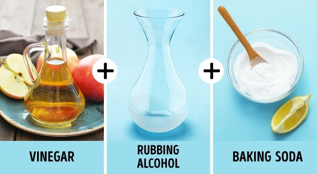 Hỗn hợp gồm 1/2 chén giấm, 1 chén rượu, 1/4 chén nước có tác dụng làm sáng bóng bồn cầu. Đổ hỗn hợp trên vào bồn cầu khoảng 15 phút, sau đó rửa lại bằng nước sạch. Bồn cầu sẽ sạch tinh như mới.