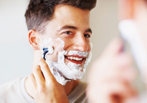 Một cách khác làm sạch gương bụi mờ là sử dụng kem cạo râu. Phun kem cạo râu ra khăn sạch, khô, lau từng khắp mặt gương. Sau đó dùng khăn khô lau sạch bọt bám trên mặt gương.