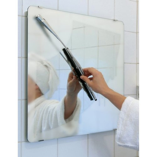 Phun dung dịch đã pha lên gương, sau đó lau sạch vết bẩn bằng bọt biển.
