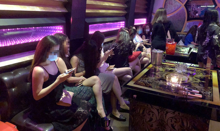 Đến 0h rạng sáng 16/5, đoàn liên ngành nói trên phối hợp với UBND phường Phạm ngũ Lão tiến hành kiểm tra nhà hàng Phoenix nằm trên đường Bùi Thị Xuân (phường Phạm Ngũ Lão, quận 1).