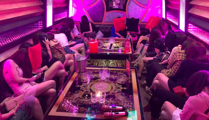 Cụ thể, tại thời điểm kiểm tra, lực lượng chức năng phát hiện trong 6 phòng VIP của khách sạn có 52 nữ tiếp viên trong trang phục mát mẻ ngồi bàn với khách hát karaoke với các đoàn khách người nước ngoài.