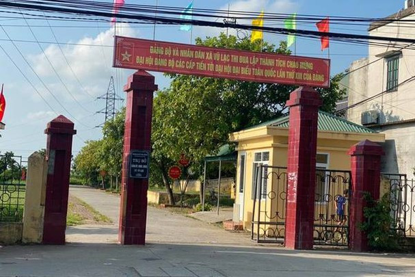 Đình chỉ công tác Chủ tịch HĐND xã vì tham gia đánh bạc ở nhà công an: Công an huyện Kiến Xương, ông Nguyễn Quang Huy đã bị bắt quả tang khi đang đánh bạc tại thôn Tri Lễ, xã Vũ Lễ. Canh bạc khiến ông Huy bị bắt được tổ chức tại nhà ông Tiếm, cán bộ Công an xã Vũ Lễ. Sau đó, Đảng bộ xã Vũ Lạc đã đình chỉ tư cách đại biểu HĐND, tạm đình chỉ Phó Bí thư Đảng ủy xã với ông Huy.
