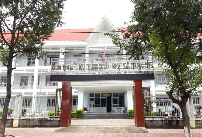 Cán bộ thanh tra đột tử khi đang làm bài thi chuyên viên: Ông Lê Đức Ánh - Giám đốc Trung tâm Giáo dục Thường xuyên, Ngoại ngữ, Tin học Đắk Nông xác nhận, vừa xảy ra một trường hợp thí sinh đột tử khi đang làm bài thi chứng chỉ chuyên viên chính ở trung tâm. Được biết, nạn nhân là ông M.N.S (42 tuổi, cán bộ Thanh tra tỉnh Đắk Nông).