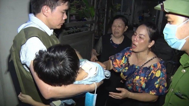 Công an Bắc Ninh giải cứu bé bị bố bạo hành nhiều ngày: Ngày 6/9, Công an tỉnh Bắc Ninh cho biết, Công an thị xã Từ Sơn vừa phối hợp với phòng Cảnh sát hình sự, phòng Cảnh sát cơ động và phòng Cảnh sát PCCC và CNCH Công an tỉnh giải cứu thành công bé gái bị bố đẻ bạo hành tại khu phố Tân Lập, phường Đình Bảng, thị xã Từ Sơn. Tiến hành khám xét nhà Kiên, lực lượng Công an thu giữ khoảng 7,7g ma túy, 1 khẩu súng K59 có 1 hộp tiếp đạn 7 viên, trong đó có 1 viên đã lên nòng...