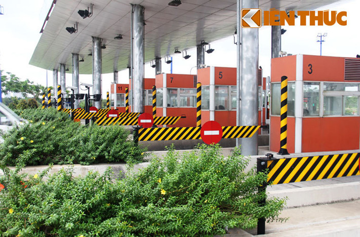 Tuy nhiên, đây có thể được xem là trạm thu phí "kỳ lạ" nhất nước bởi, trạm thu phí công trình 16 nghìn tỷ này suốt gần 6 năm qua vẫn chưa tổ chức thu phí đối với phương tiện tham gia giao thông qua công trình.