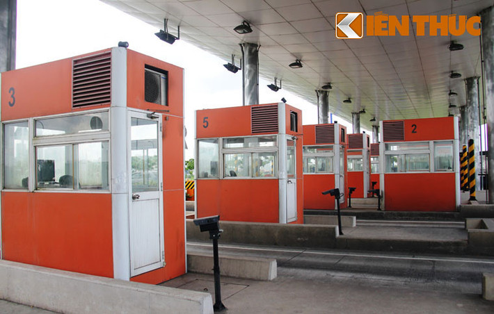 Các cabin tại trạm thu phí đều được lắp đặt trang thiết bị tiện nghi như camera, máy tính, máy lạnh...
