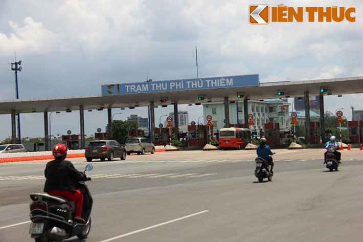 Tại đầu đường dẫn vào hầm Thủ Thiêm (hầm vượt sông Sài Gòn) phía quận 2, trạm thu phí Thủ Thiêm với 12 cabin để tổ chức thu phí giao thông phương tiện (ôtô) lưu thông qua lại hầm.
