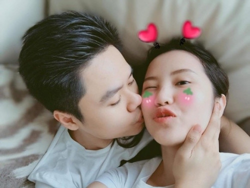 Cuối năm 2017, Phan Thành đã chính thức công khai tình cảm với Xuân Thảo - Primmy Trương. Phan Thành luôn tỏ ra là một người đàn ông chiều chuộng, nâng niu bạn gái. Thậm chí, anh còn dành hẳn một tuần chỉ để ở nhà chơi với Xuân Thảo. Ảnh: saostar.vn.