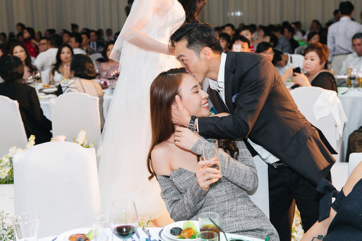 Mới đây nhất, vị đại gia này được cho là đang qua lại với người mẫu Đàm Thu Trang (dân tộc Tày, SN 1989 tại Lạng Sơn). Dù không xác nhận chính thức nhưng bạn bè hai người đã sớm gửi lời chúc mừng. Trước đó, trên trang cá nhân, hai người thường khéo léo gử những lời nhắn nhủ dành cho đối phương, cũng không phủ nhận tin đồn tình cảm. Ảnh: sao360.vn.