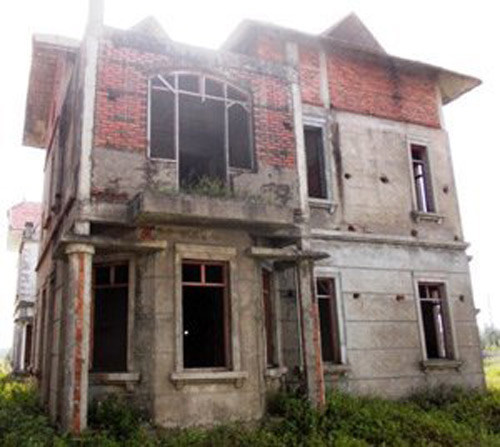 Những bờ tường chưa được trát thì rêu cũng đã phủ lên dày kín. Ảnh: Vietnamnet.