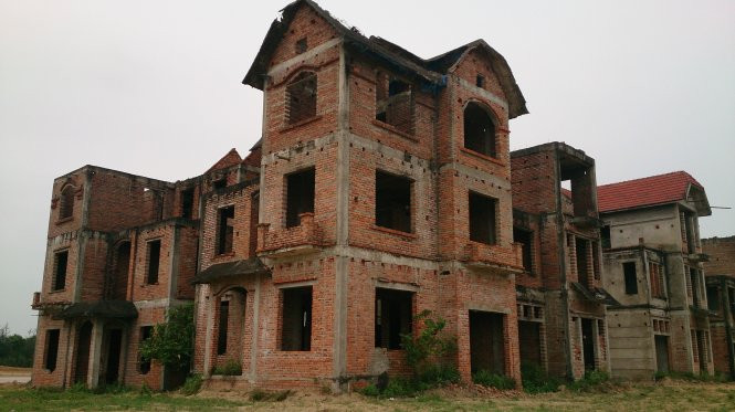 Tuy nhiên, dự án "khủng" này đã bị dừng lại sau gần 2 năm thi công. Theo cơ quan chức năng, thời điểm dự án dừng do nhà đầu tư xây dựng thêm 28 căn hộ (trong quy hoạch chỉ có 86 căn) nên bị UBND tỉnh Nghệ An đình chỉ. Ảnh: Tuổi trẻ.