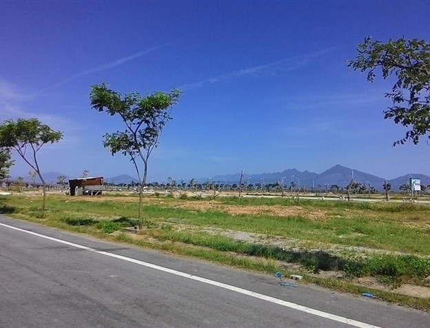 Dự án có tổng diện tích 13,6 ha, trong đó 11,1 ha dành cho xây dựng công trình; 2,5 ha dành cho cây xanh và hạ tầng giao thông. Bao gồm: 360 nền biệt thự (320 nền diện tích 180m2, 12 nền diện tích 220m2 và 28 nền diện tích 300m2 cùng với các trung tâm thương mại – dịch vụ được xây dựng dọc hai bên trục đường 82m). Ảnh: anquocrealty.com