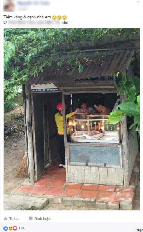 3. Ngôi nhà "Một túp lều tranh, hai mươi lượng vàng!" Cửa hàng bán vàng "độc lạ" nhỏ như "bàn tay", ghép từ những tấm ván gỗ hết sức đơn giản, tạm bợ theo đúng nghĩa: "Một túp lều tranh, hai mươi lượng vàng!", nằm ở huyện Chợ Lách, tỉnh Bến Tre. Ảnh: Eva.