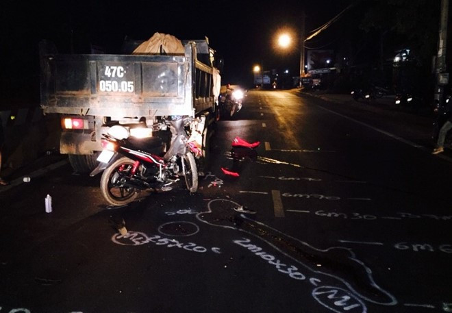 11. Đâm vào đuôi xe tải, một người tử vong Khoảng 18h10 ngày 30/3, tại quốc lộ 14 qua địa phường Đạt Hiếu (thị xã Buôn Hồ), anh Dương Văn Hoành (29 tuổi, trú huyện Krông Búk) điều khiển xe máy lưu thông theo hướng TP Buôn Ma Thuột về Gia Lai. Khi đến phường Đạt Hiếu, xe anh Hoành đâm vào đuôi ôtô tải do tài xế Nguyễn Xuân Anh (30 tuổi, ngụ cùng huyện) đậu bên đường để sửa chữa. Cú tông mạnh khiến anh Hoành tử vong tại chỗ.