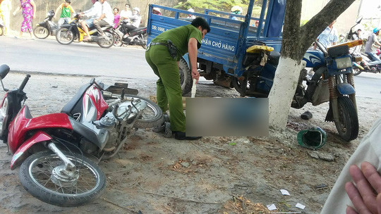 3. Xe ba gác tông chết người Khoảng 7h sáng nay ngày 30/3 tại khu phố Lò Bom, thị trấn Kiên Lương, huyện Kiên Lương, tỉnh Kiên Giang, ông Nguyễn Kiến Hoàng (SN 1969, thường trú tại địa phương) đang đậu xe gắn máy trên lề đường trước cổng Nhà máy xi măng Kiên Giang để chờ bạn. Lúc này, chiếc xe ba gác do ông Nguyễn Văn Hiệp (SN 1963, thường trú khu phố Tám Thước, thị trấn Kiên Lương) bất ngờ lao thẳng vào. Cú va chạm mạnh đã hất ông Hoàng văng vào gốc cây bên đường và tử vong ngay sau đó.