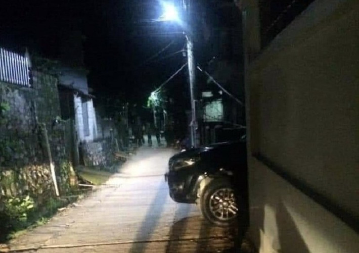 Nổ súng trong đêm, 2 người hàng xóm tử vong: Vào khoảng 22h30 tối ngày 7/8, tại khu 4 phường Đại Yên (thành phố Hạ Long, tỉnh Quảng Ninh) đã xảy ra vụ bắn nhau dẫn tới 2 người tử vong tại chỗ. Vào thời điểm trên, người dân sống gần hiện trường vụ án nghe tiếng súng nổ. Khi chạy ra đã thấy 2 nạn nhân nằm bất động. Hai nạn nhân được xác định là Hoàng Đại Long (SN 1973) và Đặng Ngọc Vượng cùng trú tại khu 4, phường Đại Yên, thành phố Hạ Long, Quảng Ninh.