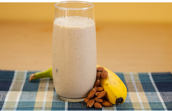 Chứa tới 32g protein, sinh tố chuối, hạnh nhân và kem là món ăn thích hợp để cung cấp protein cần thiết cho cơ thể. Nguyên liệu cần cho bữa sáng giàu protein này gồm có: protein gạo (nửa muỗng), protein đậu (nửa muỗng), 1 quả chuối, nửa cốc sữa gầy, 10 quả hạnh nhân và đá.