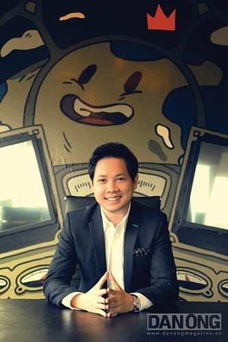 Sau thành công này, Tín tiếp tục mở một quán bar theo phong cách hiện đại vào năm 2013. Đến cuối năm 2014, anh mở thêm nhà hàng chuyên kinh doanh ẩm thực Thái Lan. Ngoài ra, Tín còn sở hữu công ty chuyên về thiết kế nội thất, marketing và tổ chức sự kiện. Ảnh: Tạp chí TTVH & Đàn Ông.