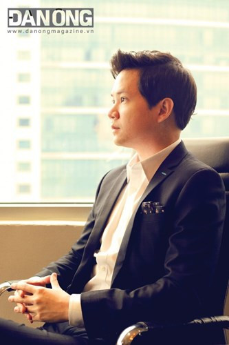 Thiếu gia Việt này bắt đầu làm việc từ vị trí nhân viên marketing tập sự ở tập đoàn của gia đình rồi ‘ra riêng’, tự khởi nghiệp bằng việc vay 10 tỷ đồng mở Sin Ultra Lounge – một mô hình F&B (thực phẩm và đồ uống). Sau 1 năm, anh trả được cả vốn, lãi và tiền thuê mặt bằng khoảng 13 tỷ đồng. Ảnh: Tạp chí TTVH & Đàn Ông.