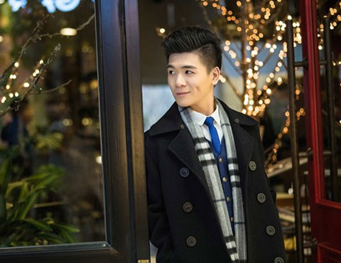 Mặc dù bố sở hữu tài sản trị giá hàng nghìn tỷ đồng tại Ngân hàng SHB và tập đoàn T&T, nhưng Vinh hàng ngày vẫn sử dụng xe máy làm phương tiện đi lại. Đặc biệt, người thừa kế của ông chủ SHB lại không nắm giữ một cổ phần nào trong các công ty mà cha mình làm chủ. Ảnh: VTC News.