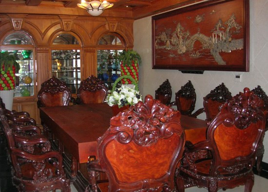 Từng làm trong ngành gỗ nên bên trong căn biệt thự của gia đình nữ đại gia thủy sản đất Cần Thơ có rất nhiều tài sản quý bằng gỗ. Trong ảnh là bộ bàn gỗ hoành tráng trước phòng khách có thể vài chục người khiêng mới nổi. Ảnh: Internet.