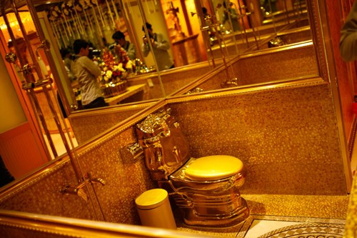Các thiết bị trong nhà vệ sinh như lavabo, vòi sen… đến những viên gạch nhỏ ốp tường hay hoa văn sàn nhà cũng được trau chuốt và chọn lựa tỉ mỉ với kiểu dáng độc đáo. Ảnh: ngoisao.net.