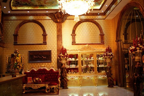 Bên trong lâu đài, các họa tiết, hoa văn và bố cục bài trí đều được chủ nhân chú trọng với bộ bàn ghế sang trọng, các lọ hoa sặc sỡ màu sắc, tủ trưng bày. Ảnh: ngoisao.net.