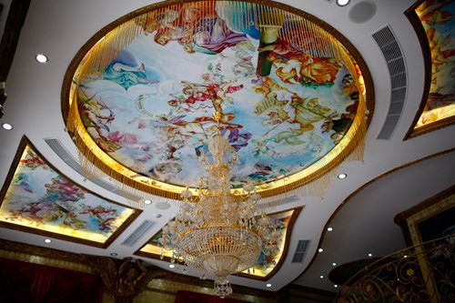 Trần nhà được thiết kế bởi hình ảnh của những thiên thần nhỏ bay lượn tạo cảm giác thanh bình và thân thiện kết hợp với chùm đèn pha lê tinh tế tạo nên sự cân đối về màu sắc. Ảnh: ngoisao.net.