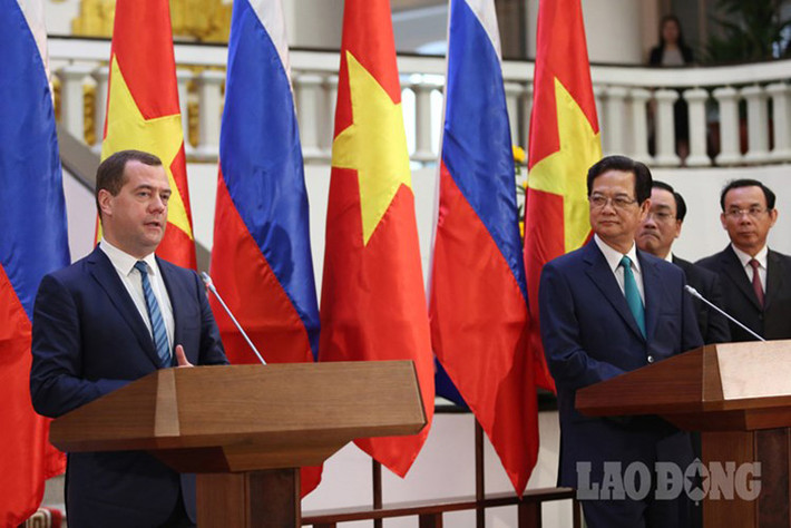 Sau 2 ngày thăm chính thức Việt Nam và hội đàm với Thủ tướng Nguyễn Tấn Dũng tại Thủ đô Hà Nội, sáng nay 7/4, Thủ tướng Chính phủ Liên bang Nga Dmitry Medvedev cùng phái đoàn đã đến thăm TP HCM. Ảnh báo Lao Động.